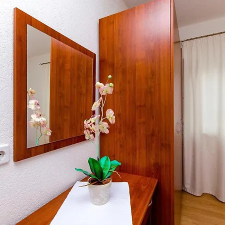 Luka Apartment *